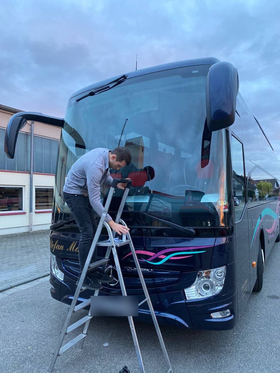 Scheibenwechsel an einem Reisebus bei AUTOGLAS Profiservice Freiburg