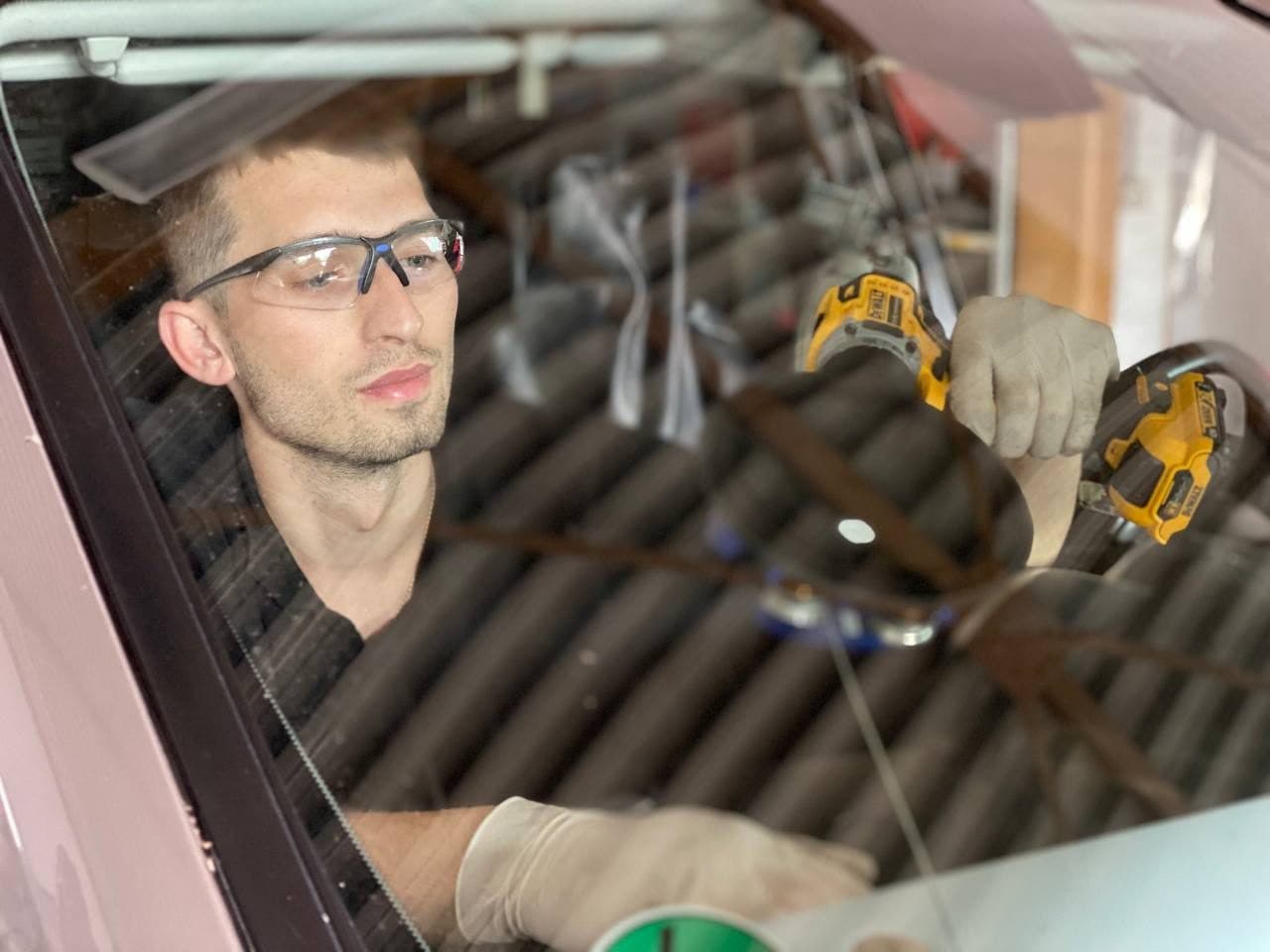 Steinschlag-Reparatur in Freiburg – Harzklebung am Steinschlag